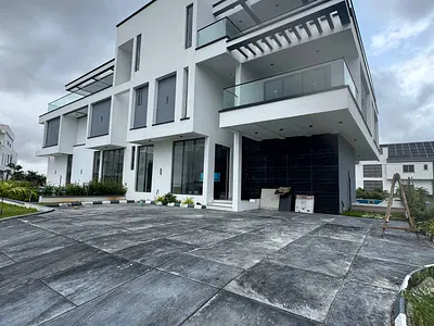 5 Bedroom Fully Detached Duplex with Spacious Living Room