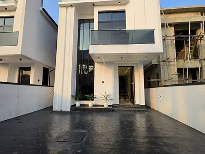 Uniquely Designed 5-Bedroom Detached Duplex