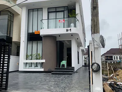 Gorgeous 5 Bedroom Duplex with a Pool and a BQ