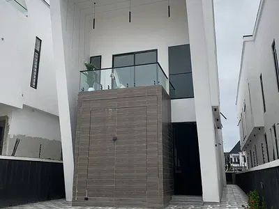 Stunning 5 Bedroom Duplex with a BQ and a Pool