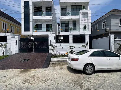 Luxurious 6 Bedroom Fully Detached with Pool