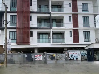 A Highly Desirable 2-Bedroom Apartment with Pool &elevator