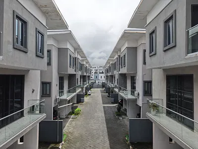 Modern 3-Bedroom Terraced Duplex with BQ