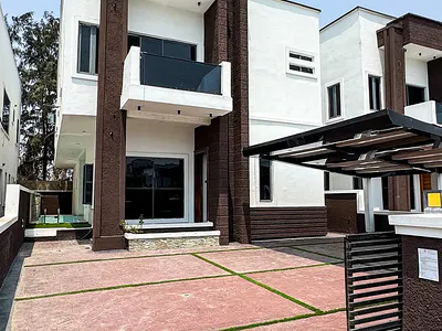 Spacious 5 Bedroom Fully Detached Duplex with Pool