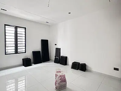 Very Spacious High End 3 Bedroom Apartment