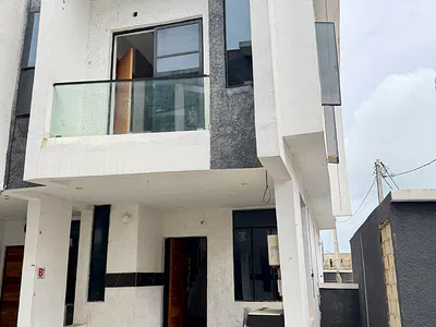 Exquisite Luxury 4 Bedroom Terrace Duplex with TV Console
