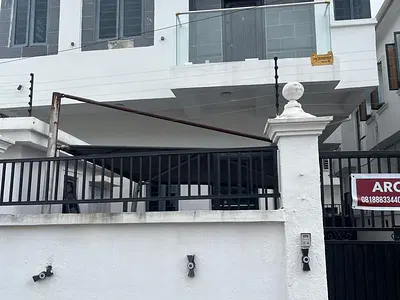 Neatly Used 5 Bedroon House with BQ