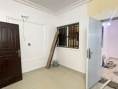 Massive 1 Bedroom and Parlor (Mini-Flat) Groundfloor with Big Kitchen