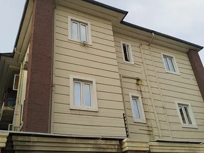 Clean 2 Bedroom Flat Upstairs