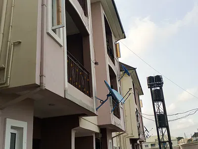 Clean 2 Bedroom Upstairs