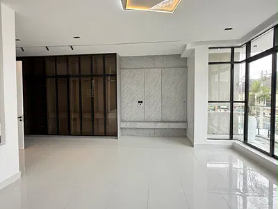 Beautifully Built 5 Bedroom Fully Detached Duplex