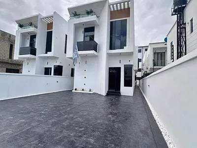 Very Spacious 5 Bedroom Fully Detached Duplex with a Pool & Gym