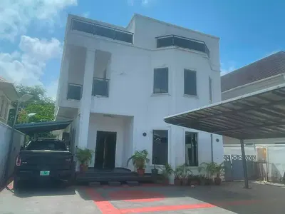 Luxury 6 Bedroom Detached House