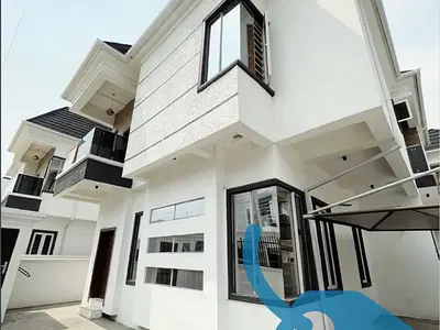 Luxury 4-Bedroom Detached House with BQ