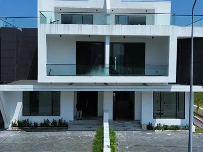 Flood Free, 5 Bedroom Duplex