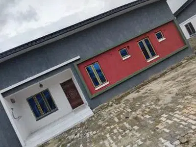Contemporary Newly Built All En-Suite 3-Bedroom