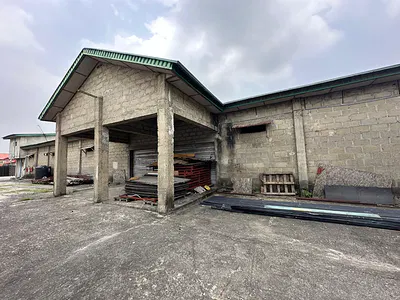A Warehouse on a 4 Plots of Land