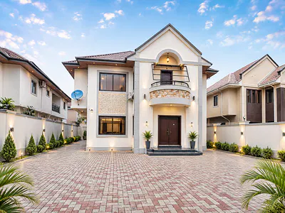 Spacious 5 Bedroom Fully Detached Duplex + Separated Bungalow Behind