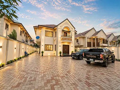 Spacious 5 Bedroom Fully Detached Duplex + Separated Bungalow Behind