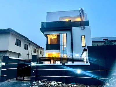 Beautifully Crafted 5 Bedroom Fully Detached Duplex