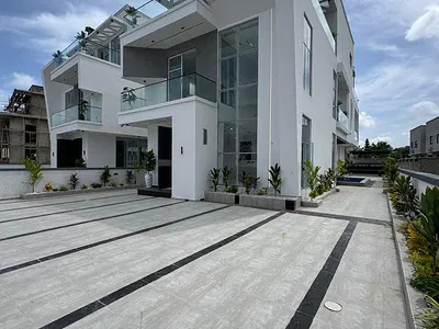 Enormous 5 Bedroom Duplex with a Pool and a BQ, Gym