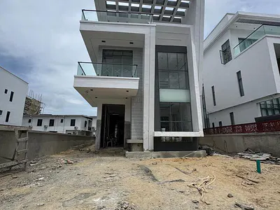 Stunning 5 Bedroom Duplex with a Pool, BQ, Gym