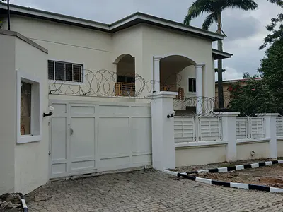 Well Renovated 6-Bedroom Detached with Car Port