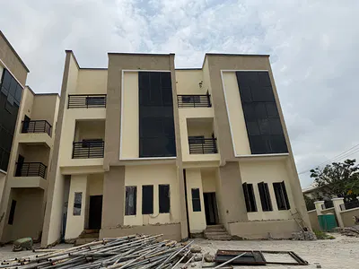 4 Bedrooms Terraced Duplex