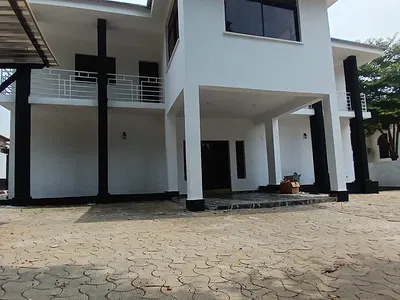 Well Renovated 5 Bedroom Fully Detached Duplex