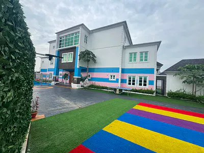 15-Bedroom Fully Detached House with 3-Room BQ