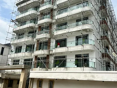 Stylish 2 Bed Apartment with Pool, Gym, Elevator in a Secure Environment