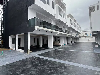 3 Bedrooms Maisonette