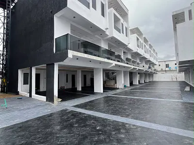 Luxury 3 Bedroom Maisonette