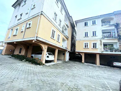 3 Bedrooms Flat Available