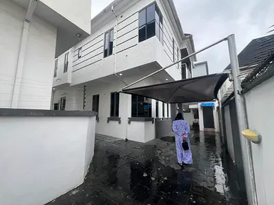 Spacious 5 Bedroom Detached Duplex with BQ