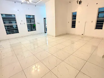 Large and Spacious Studio Apartment with Private Kitchen (Video)