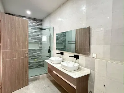 Spacious 3 Bedroom Apartment with Elevator, Gym & Residents' Lounge --