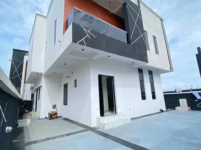A Remarkable 5 Bedroom Fully Detachedduplex with BQ