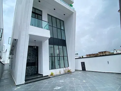 A Lovely 5 Bedroom Fully Detached Duplex with BQ & Pool