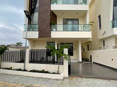 Luxury 5-Bedroom Detached Duplex with Pool