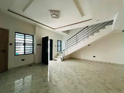 Very Spacious 3 Bedroom Maisonette with Two BQ
