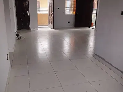 Exquisite Spacious Serviced 3 Bedroom Apartment (Upstairs)