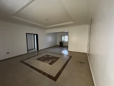 Nicely Renovated and Spacious 2 Bedrooms Apartment