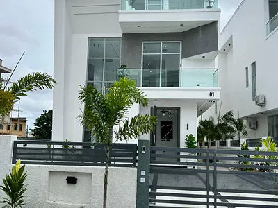Contemporary 5 Bedroom Detached with Pool, Office/Study, Cinema, Gym,