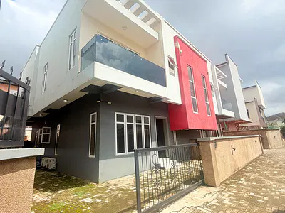 Gorgeously Finished 4 Bedroom Duplex
