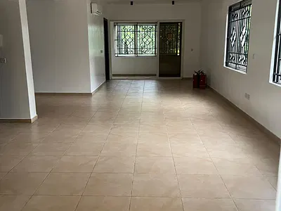 4 Bedroom Maisonette House with a BQ