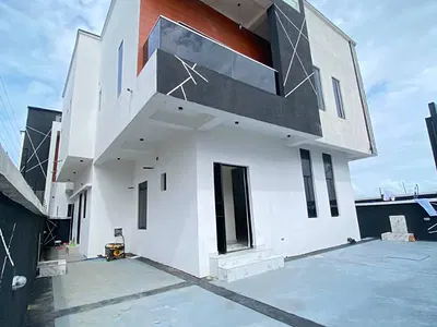 A Remarkable 5 Bedroom Fully Detachedduplex with BQ