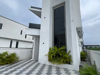 Modern 5 Bedroom Fully Detached Duplex for Sale