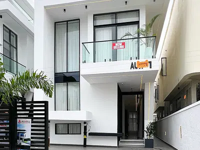Luxurious 5-Bedrooms Fully Detached Duplex with Swimming Pool