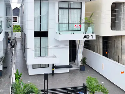 Luxurious 5-Bedrooms Fully Detached Duplex with Swimming Pool